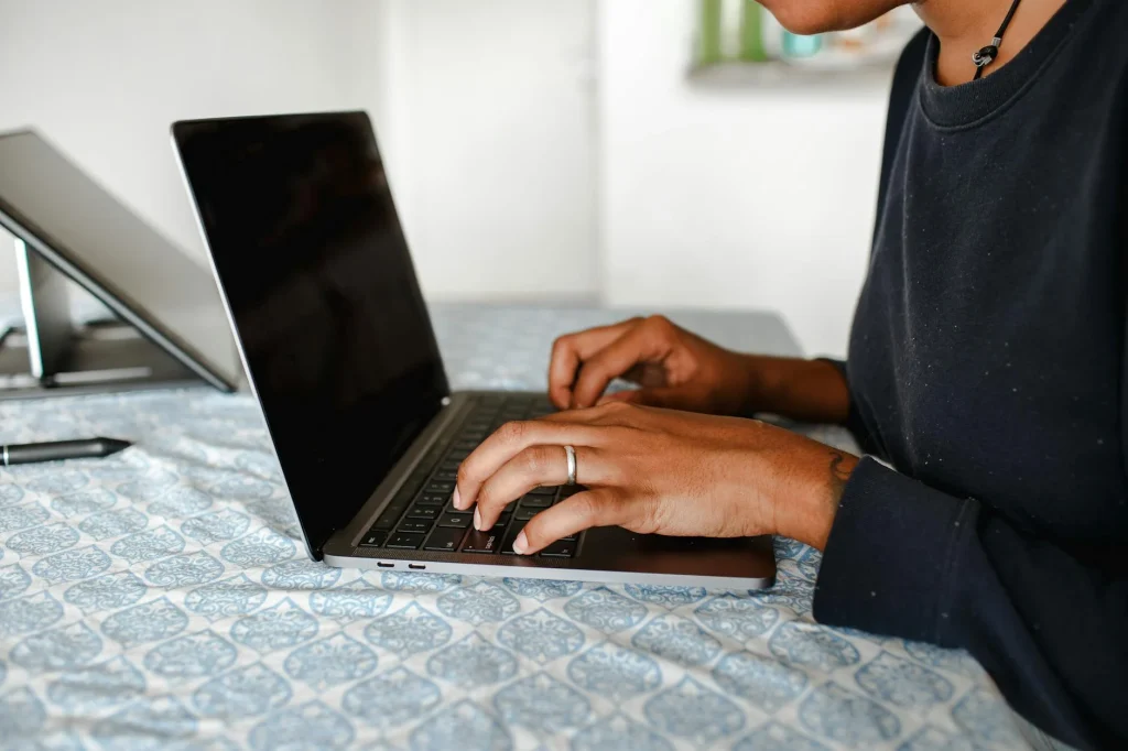 Jual Karpet Online Atau Offline: Mana Yang Lebih Menguntungkan?